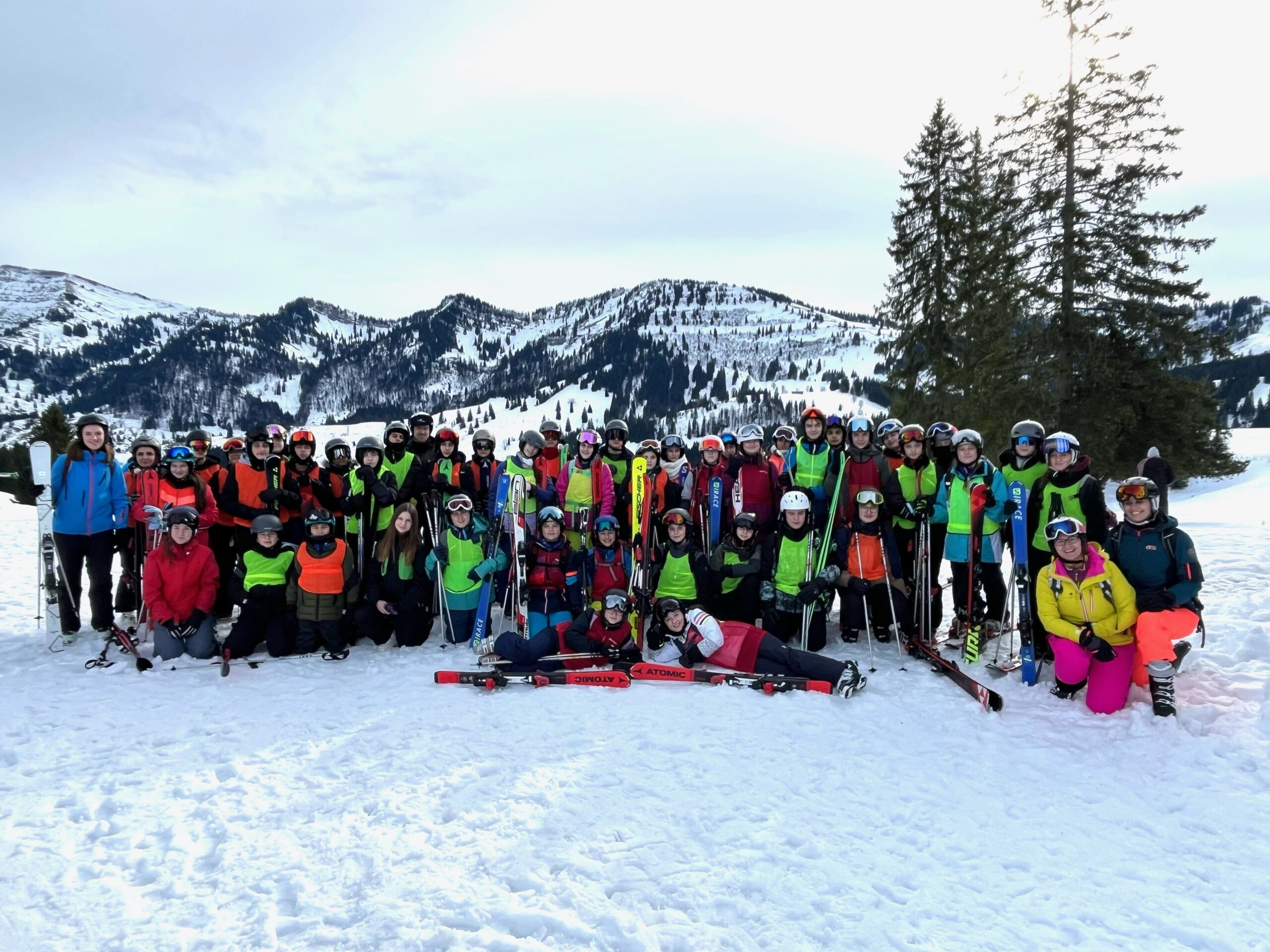 Skigruppe posiert zu einem Gruppenfoto